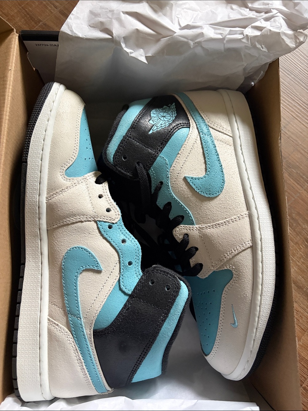 Nike Mid-Top Sneakers in White, Aqua and Black
Air Jordan